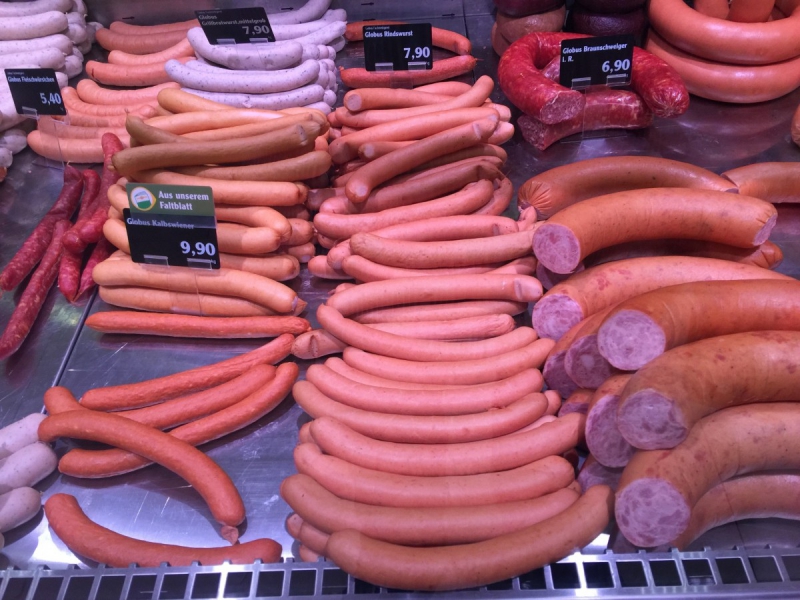 charcuterie-LE ROURET-min_sausages_meat_butchery-1069321